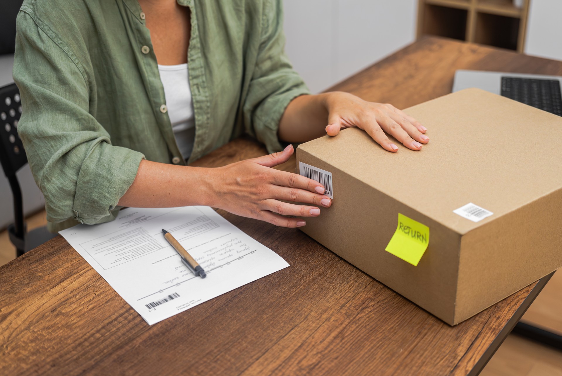 online-shopping-refund-a-woman-places-a-barcode-s-2026-01-06-10-25-50-utc
