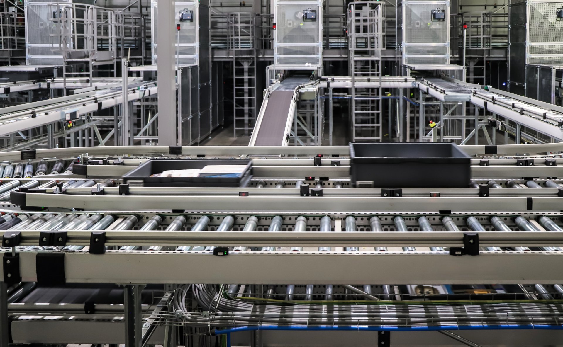 packing-line-in-a-logistics-warehouse-2025-01-07-06-53-54-utc