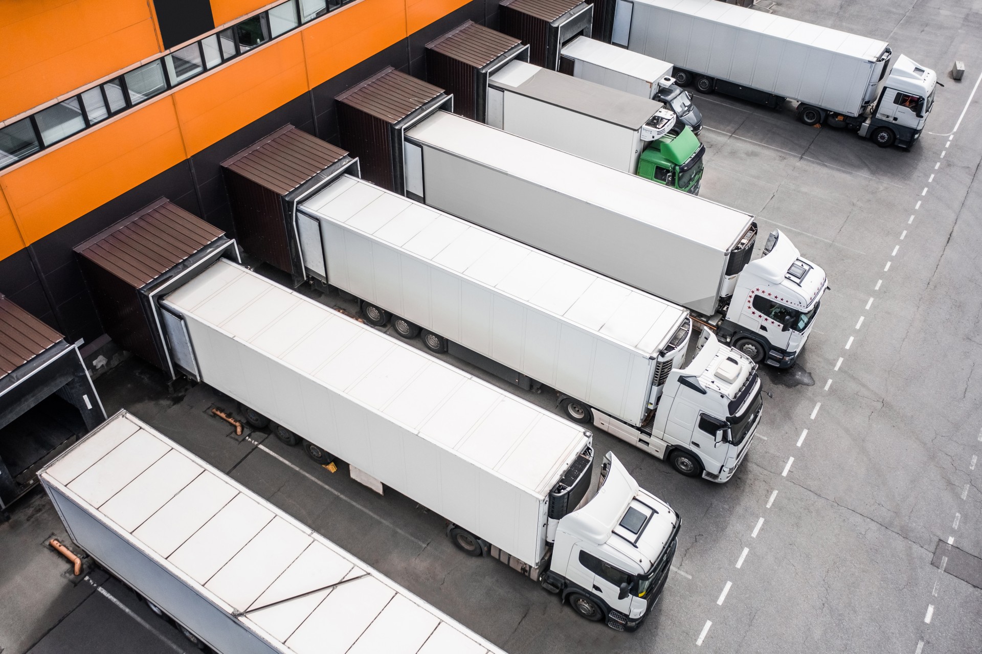 trucks-in-the-distribution-hub-2026-01-07-05-46-20-utc